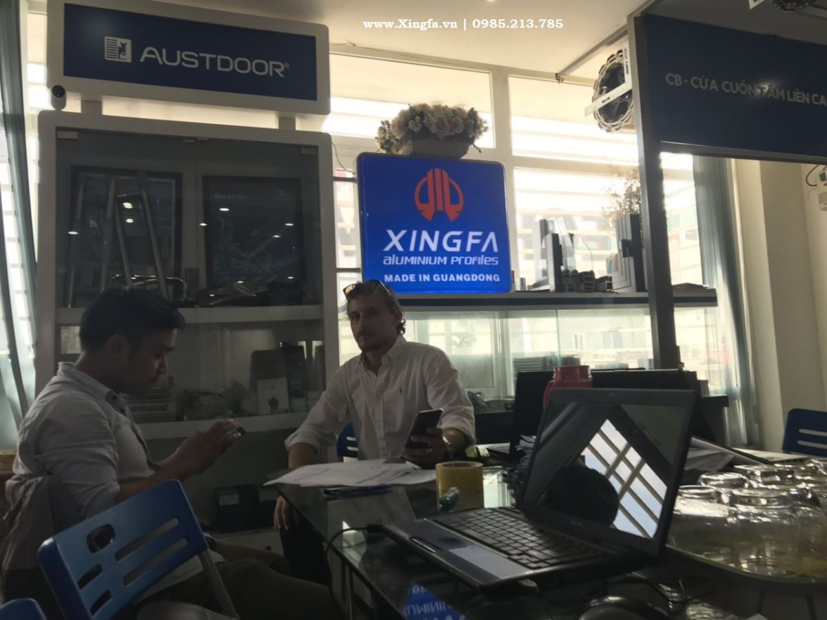 Quý khách hàng người Italia ký kết hợp đồng kinh tế thi công lắp đặt cửa nhôm Xingfa nhập khẩu chính hãng tại Xingfa Group